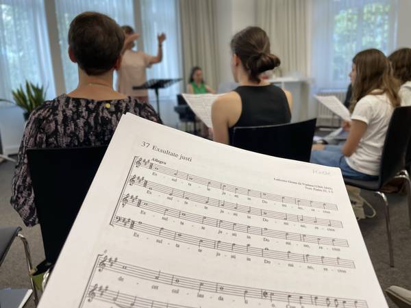 Quelle: Janik Hollaender Sängerinnen und Sänger singen im Chorleitungskurs