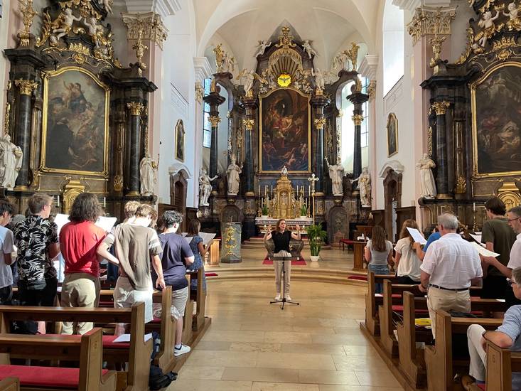 Sängerinnen und Sänger der C-Ausbildung singen in St. Alexander in Rastatt (Barockkirche)