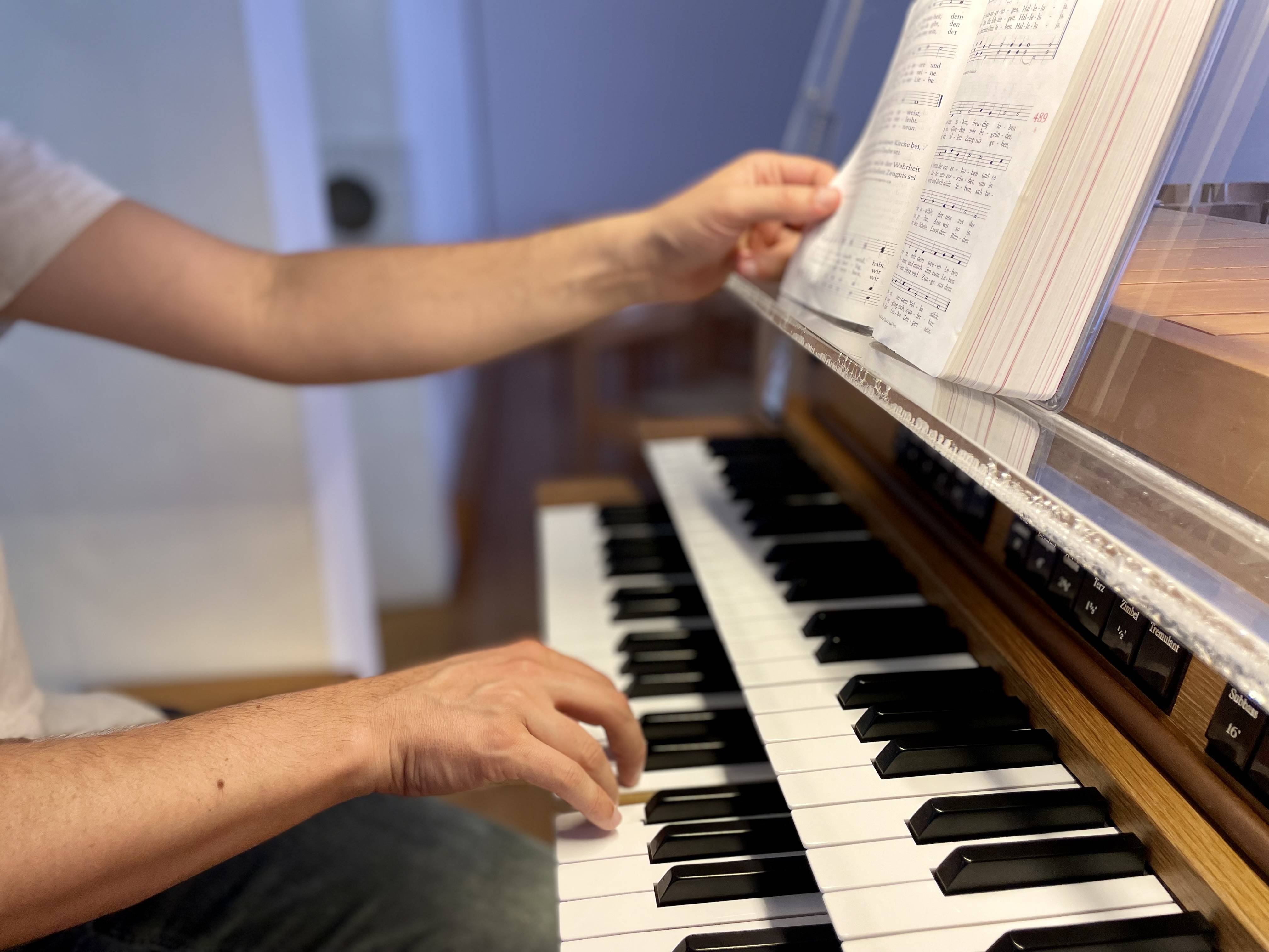 Bezirkskantor Rahn spielt die Orgel auf dem Intensivkurs der C-Ausbildung