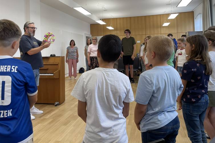 Kinderchor Achern wird von Frank Hodapp angeleitet