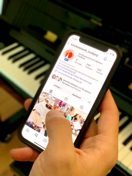 Quelle: Janik Hollaender Ein Smartphone mit dem Instagram-Kanal des Amts für Kirchenmusik wird mit dem Daumen bedient.