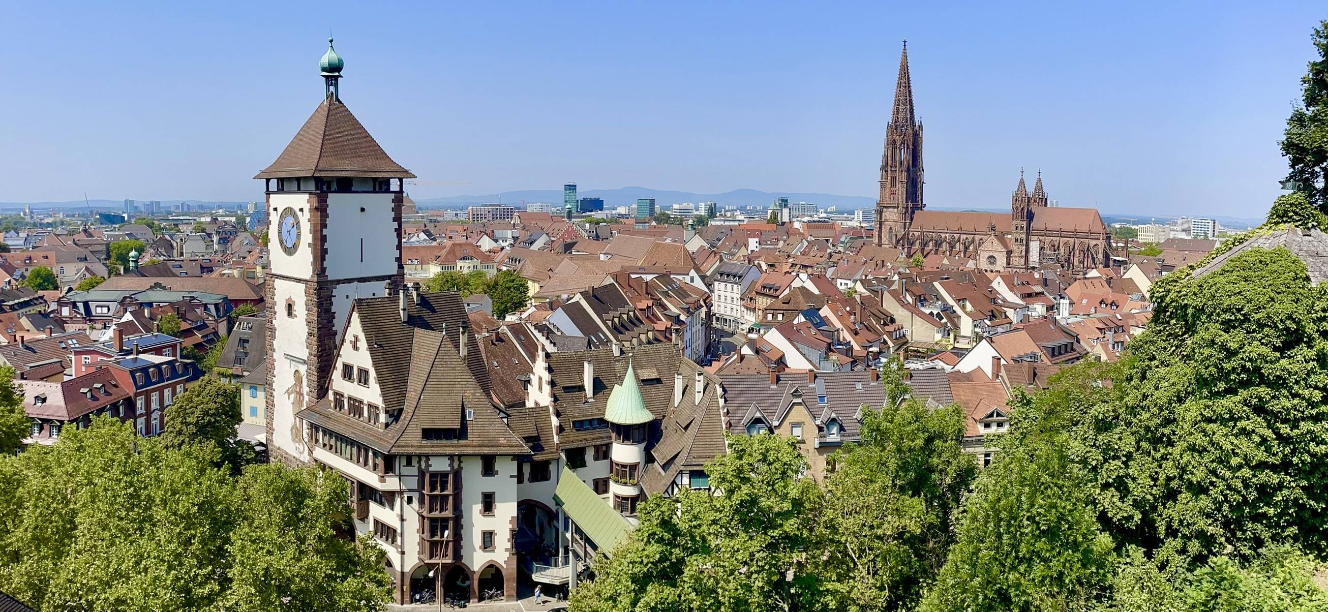 Blick auf das Schwabentor und das Freiburger Münster vom Schlossberg aus